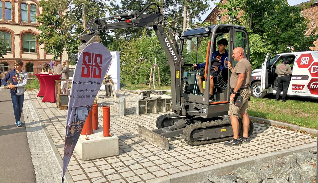 Wer schafft es mit dem Bagger, das Pendel in die Rohre zu manövrieren?