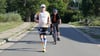 Uwe Dietzmeyer (80) trainiert für den Berlin-Marathon, Jürgen Meyer begleitet.