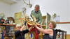 Solveig Thurm, Jan Horejsek und Andrea Lippold-Horejsek (v.l.) nehmen die Geweihe von den Wänden des ehemaligen Klassenzimmers, das sich im Museum Alte Schule befindet.