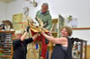 Solveig Thurm, Jan Horejsek und Andrea Lippold-Horejsek (v.l.) nehmen die Geweihe von den Wänden des ehemaligen Klassenzimmers, das sich im Museum Alte Schule befindet.