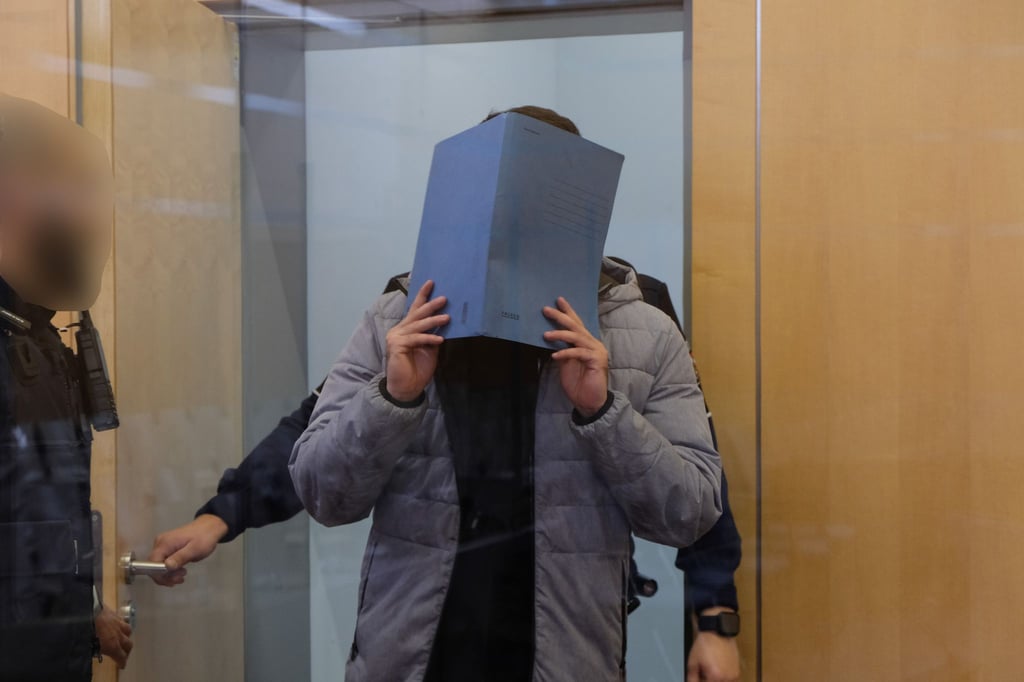 Der Angeklagte soll einen Anschlag vorbereitet und die Terrormiliz IS unterstützt haben.