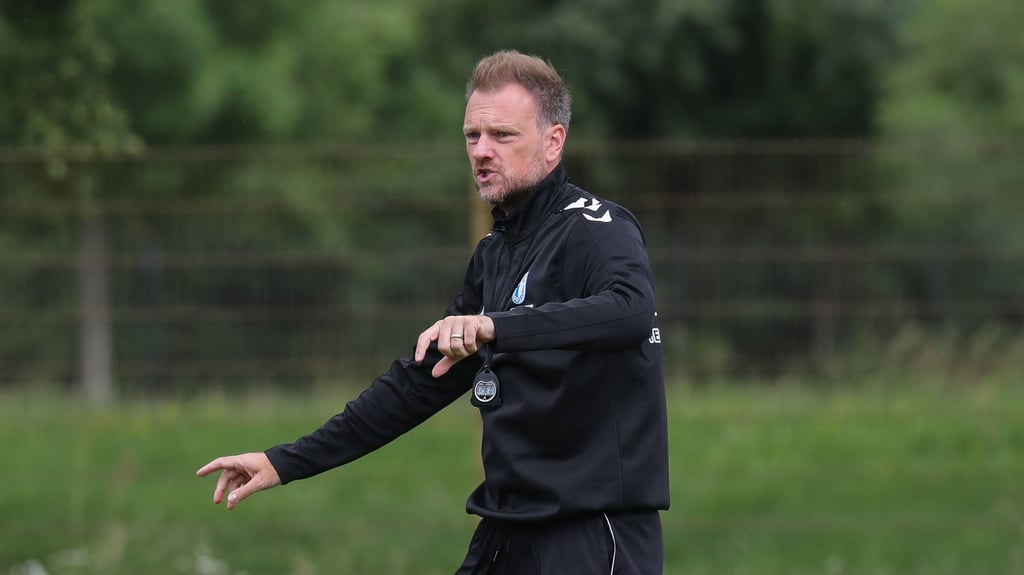 Schaute beim Abschlusstraining des 1. FC Magdeburg genau, wie die Länderspielfahrer drauf sind: Trainer Markus Fiedler.