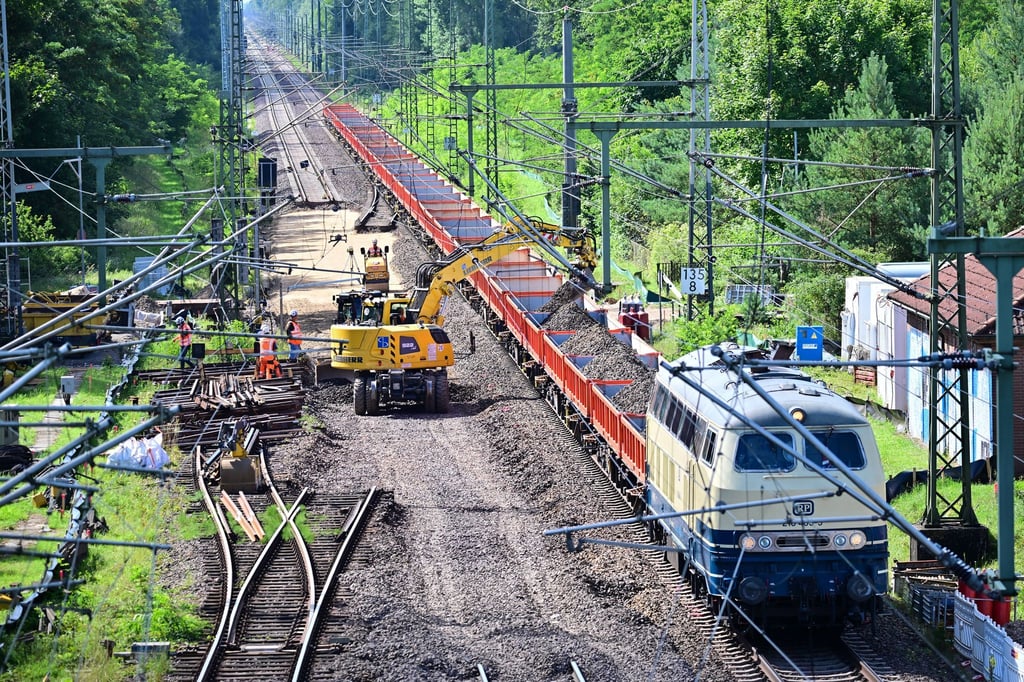 Derzeit wird die Strecke Hamburg-Berlin generalsaniert. Dafür veranschlagt sind neun Monate - inklusive der Inbetriebnahme elektronischer Stellwerke. (Archivbild)