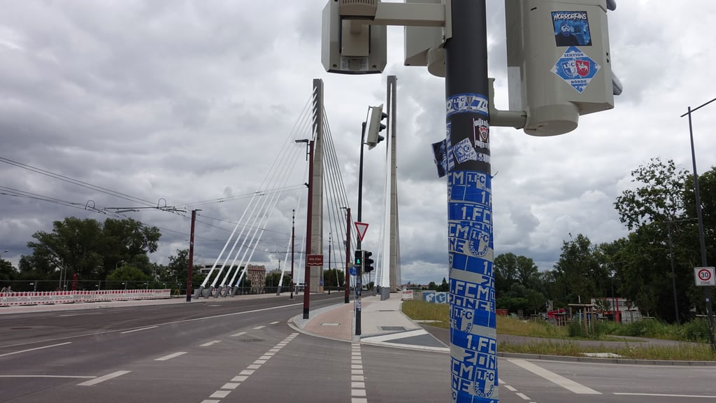 Blick auf einen Ampelmast vor der Kaiser-Otto-Brücke. Er ist mit FCM-Klebeband überzogen.
