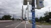 Blick auf einen Ampelmast vor der Kaiser-Otto-Brücke. Er ist mit FCM-Klebeband überzogen.