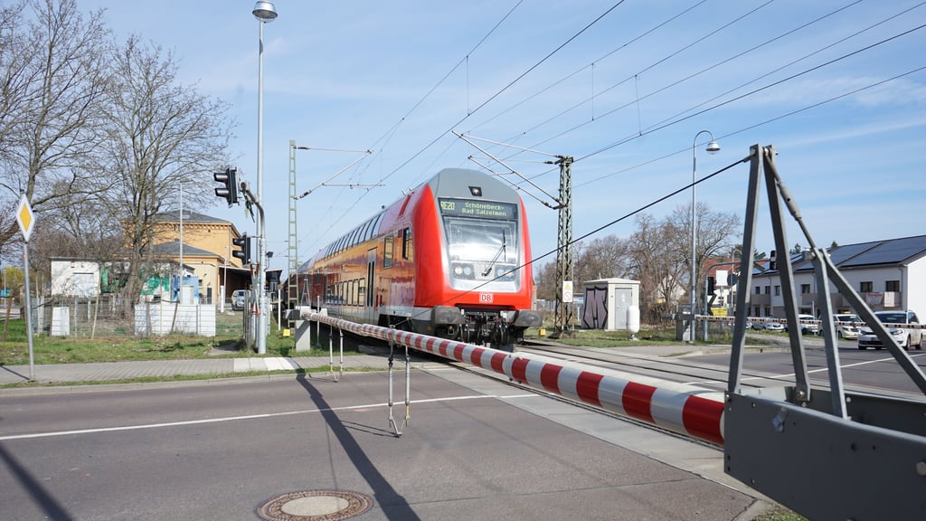 Der Bahnübergang in der Bahnhofstraße wird in einigen Jahren geschlossen. Über Alternativen wird weiter gestritten.
