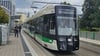 Auf der ersten Linienfahrt fährt die Flexity der MVB an der Haltestelle City Carré in Magdeburg ein.