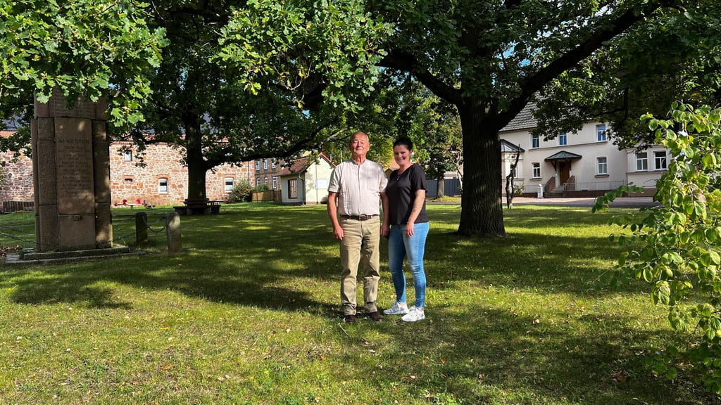 Hartmut Isaak und Michaela Falke stehen auf dem Platz, auf dem auch das Sommerfest stattfinden wird.