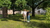 Hartmut Isaak und Michaela Falke stehen auf dem Platz, auf dem auch das Sommerfest stattfinden wird.