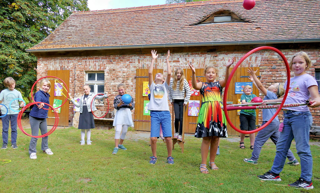 Die Viertklässler der evangelischen Grundschule in Holzdorf laden zum Zirkus ein.