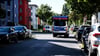 Ein Lautsprecherwagen fährt durch ein Wohngebiet in Adlershof im Bezirk Treptow-Köpenick.