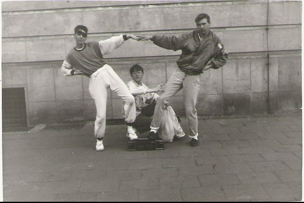 Es gab sie wirklich, die Breakdancer in der DDR. Denis Germer stellte dieses Bild zur Verfügung, das ihn und seine Freunde zeigt. Er wird aus der Zeit in Niegripp erzählen.
