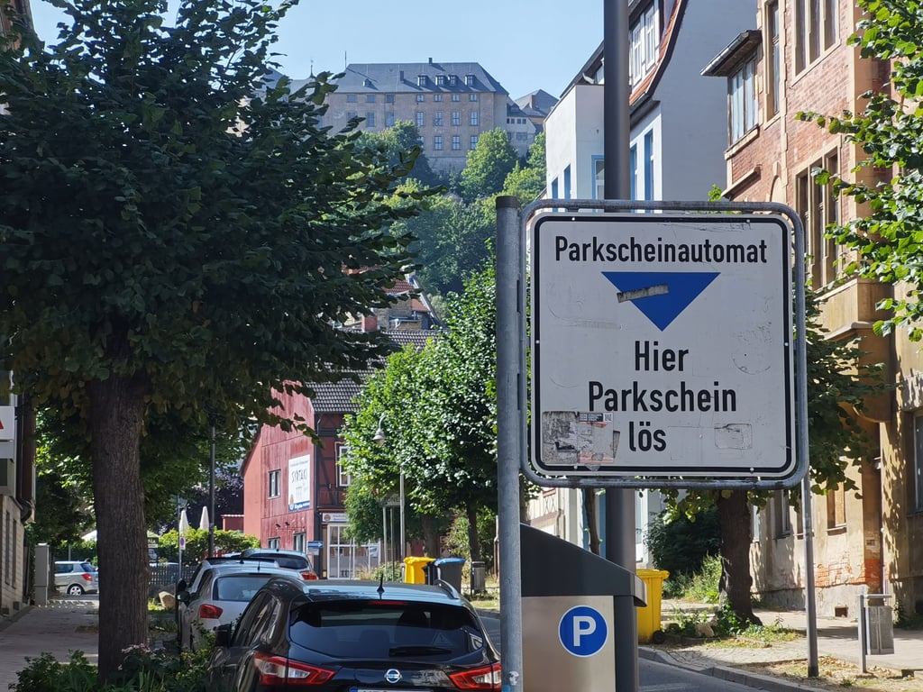 Die Ende März angehobenen Parkgebühren in Blankenburg - hier der Parkscheinautomat in der Löbbeckestraße im Stadtzentrum - stehen weiter in der Kritik. Tourismusexperten sehen schon wenige Monate nach Einführung negative Auswirkungen auf die Stadt.