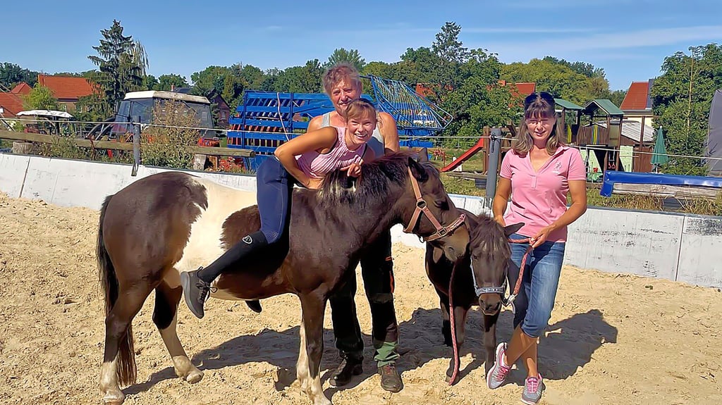 Jürgen und Nancy Käsler (r.) sowie Stefanie Bertholdt, die bei der Familie lebt, freuen sich schon auf das Reiterfest.