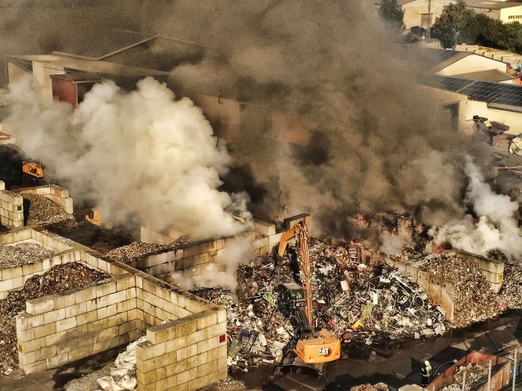 So sah es am Dienstag auf dem Gelände aus. Das Feuer sorgte für eine riesige Rauchwolke. Jetzt ist es endgültig aus.