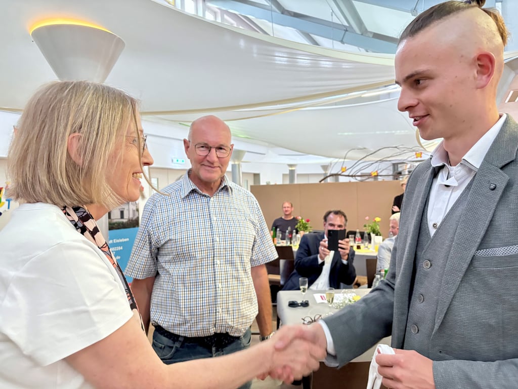 Joel Lundèn (re.) war der beste Tischlergeselle, der am 30. August 2025 in Magdeburg an der Deutschen Meisterschaft in Magdeburg teilgenommen hat. Hier bei der Freisprechung der Lehrlinge am 6. September 2025 im Kolpingwerk in Hettstedt.