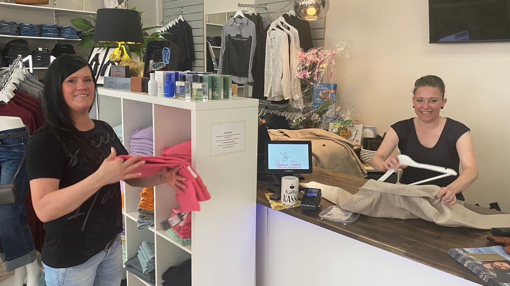 Filialleiterin Nicole Neumann (links) und Mitarbeiterin Jenny.