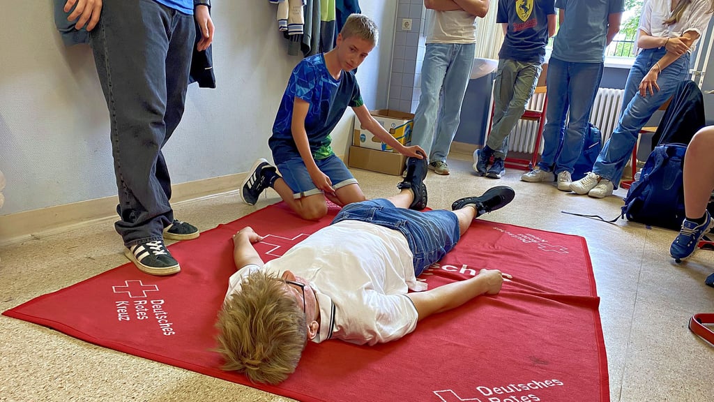 Schulsanitätsdienst des Deutschen Roten Kreuzes Staßfurt-Aschersleben am Doktor-Frank-Gymnasium Staßfurt – Thema diesmal: Bodycheck.