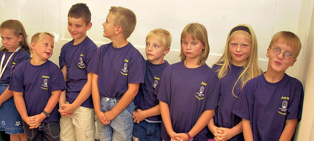Die „Ersten“ führten als Drittklässler 2004 ein Programm auf.