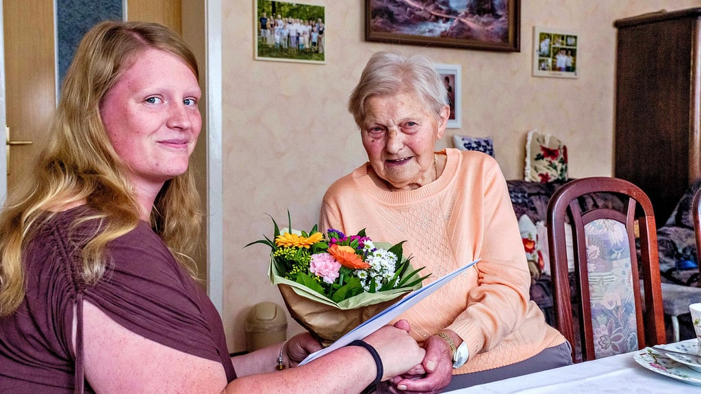 Ilse Apelt in Radis ist am Mittwoch 103 Jahre alt geworden. Die Ortsbürgermeisterin Sandra Mannel gratuliert.