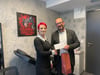 Gemeindebürgermeister Kay Gericke gratuliert Tatowiererin Isabella Hohensee zum Start in die Selbstständigkeit.