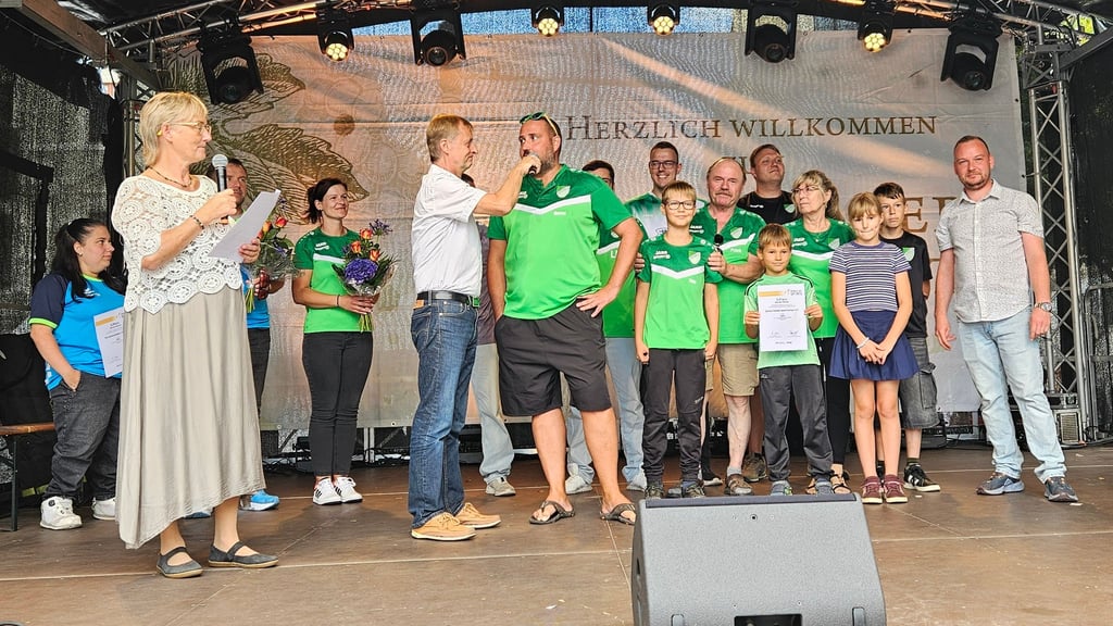 Die Delegation aus Domersleben b ekommt auf der Bühne in Bernburg das Perisgeld überreicht.