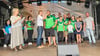 Die Delegation aus Domersleben b ekommt auf der Bühne in Bernburg das Perisgeld überreicht.