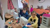 Auch das Osterferien-Nähen des Offenen Näh- und Kunstateliers in Stendal mit Natalia Dolheimer - das Foto zeigt sie mit einer Kidergruppe bei der kreativen Arbeit - wurde durch einen Teil der Spendengelder finanziert.