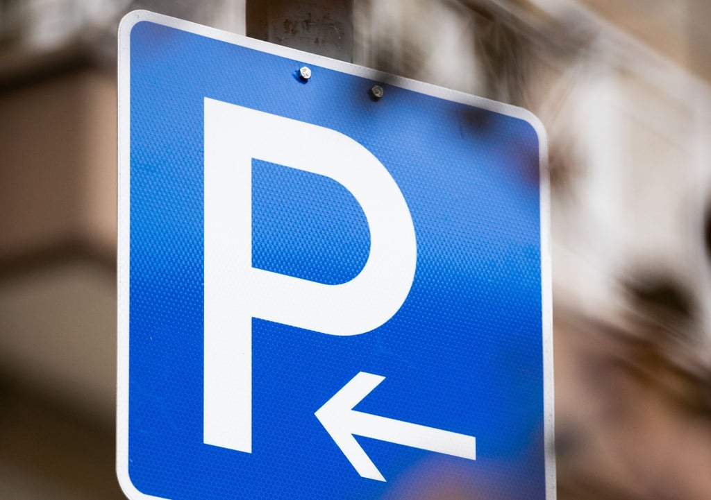 Platz zum Parken: Der Pfeil markiert den Beginn der entsprechend zum Parken freigebenden Fläche.