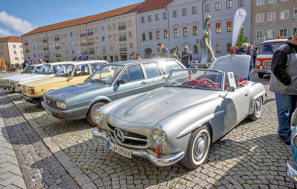 Verschiedene motorisierte Schätze werden wieder zur Herbstausfahrt auf dem Marktplatz präsentiert.