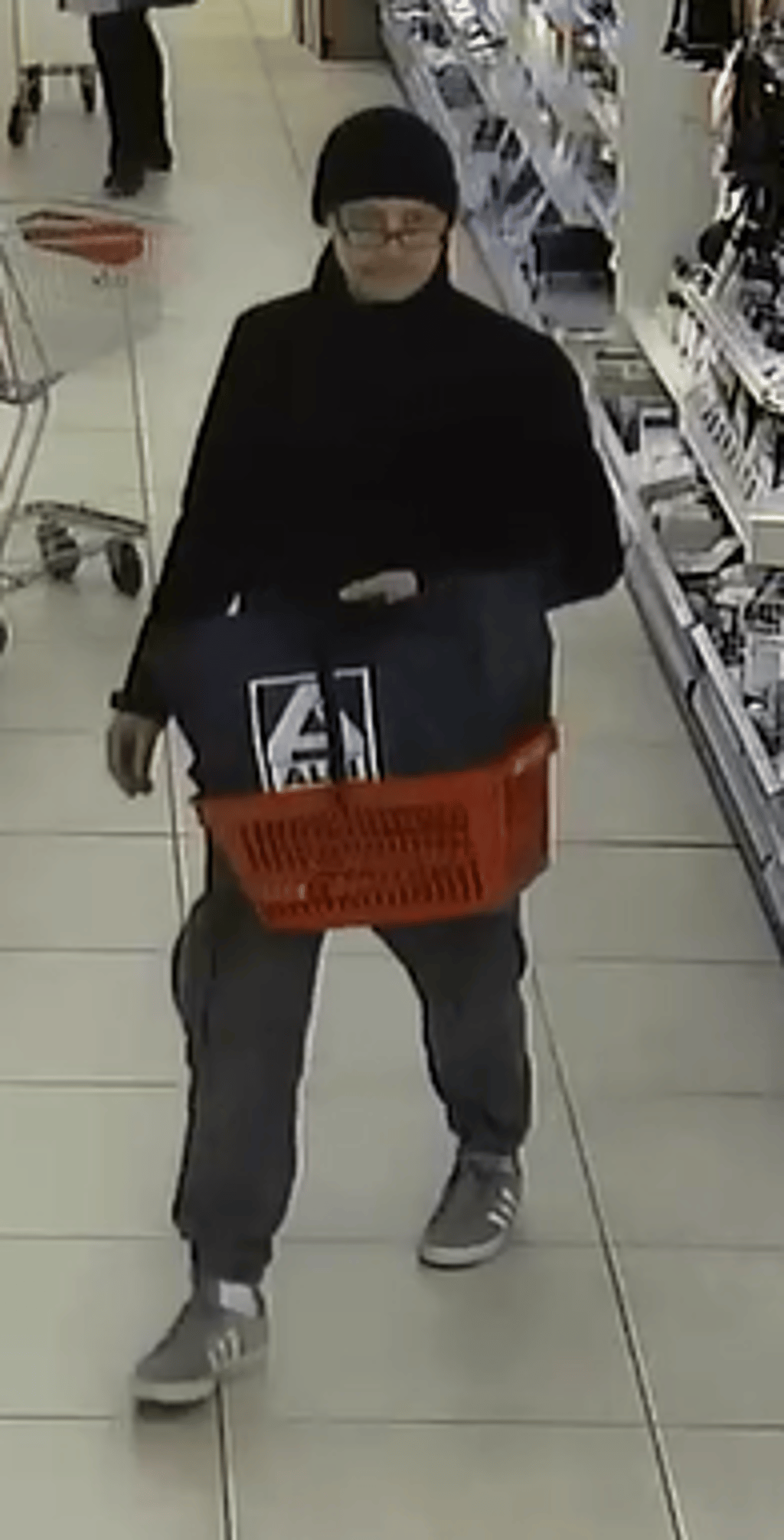 Dieser Mann soll in Hettstedt elektrische Zahnbürstenaufsätze für 1.400 Euro gestohlen haben.