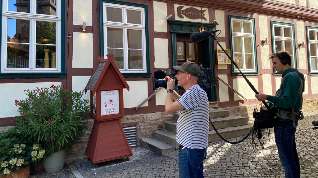 Ein Filmteam ist am Donnerstag, 11. September, in Wernigerode unterwegs. Werden etwa Aufnahmen für die TV-Show „Mein Lokal, Dein Lokal“ gedreht?