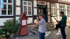 Ein Filmteam ist am Donnerstag, 11. September, in Wernigerode unterwegs. Werden etwa Aufnahmen für die TV-Show „Mein Lokal, Dein Lokal“ gedreht?