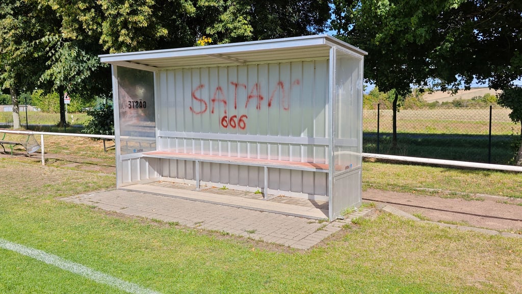 Auch die Auswechselbänke am Sportplatz Allstedt wurden mit Schmierereien beschädigt.