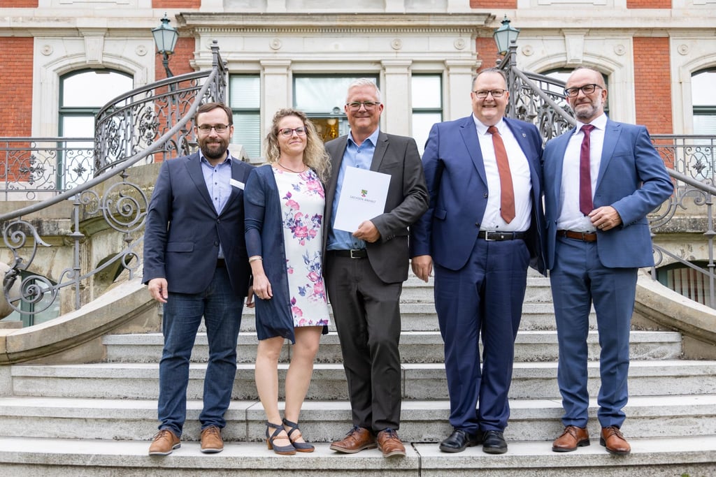Der Geschäftsführer des Landesheimatbundes, John Palatini, Marlen und Ole Stöhr vom Heimatverein Oesig, Blankenburgs Bürgermeister Heiko Breithaupt (CDU) und der Geschäftsführer des Landesverbandes der Musikschulen Sachsen-Anhalt, Dr. Christian Reineke (von links) nach der Berufung der neuen Engagementbotschafter in Magdeburg.