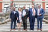 Der Geschäftsführer des Landesheimatbundes, John Palatini, Marlen und Ole Stöhr vom Heimatverein Oesig, Blankenburgs Bürgermeister Heiko Breithaupt (CDU) und der Geschäftsführer des Landesverbandes der Musikschulen Sachsen-Anhalt, Dr. Christian Reineke (von links) nach der Berufung der neuen Engagementbotschafter in Magdeburg.