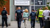 Gegen den festgenommenen 17-Jährigen gibt es nach dem Angriff in einem Berufskolleg noch weitere Verdachtspunkte. (Archivbild)