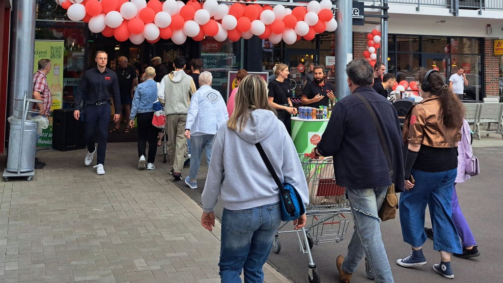 Die Kunden strömten zur Wiedereröffnung des Supermarkts in einem Magdeburger Einkaufszentrum.