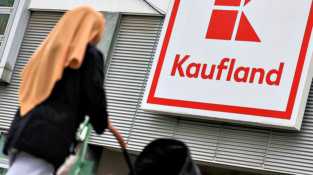 Eine Frau mit Kopftuch auf dem Weg zu Kaufland: Die Salzwedeler Filiale soll den Kauf eines Gutscheins mit Bezahlkarte abgelehnt haben.
