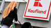 Eine Frau mit Kopftuch  auf dem Weg zu Kaufland: Die Salzwedeler Filiale soll den Kauf eines Gutscheins mit Bezahlkarte abgelehnt haben. 