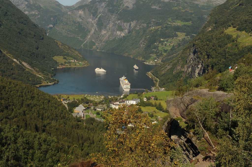Ein Kreuzfahrtschiff liegt im Geirangerfjord im Südwesten Norwegens. Der Fjord gehört zum Weltnaturerbe. (Archivbild)