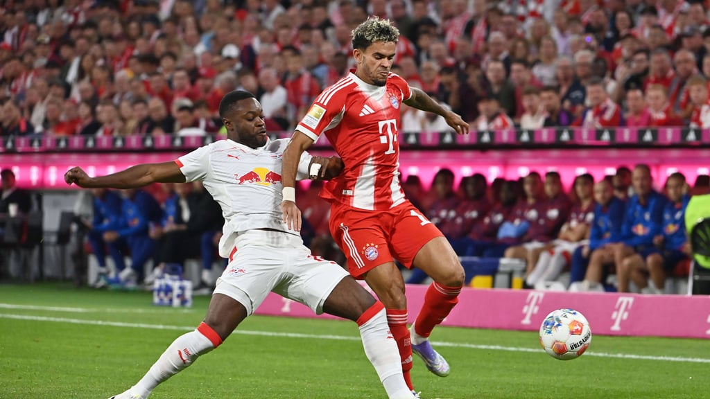 Ridle Baku (l.) im Zweikampf mit Luis Diaz vom FC Bayern.