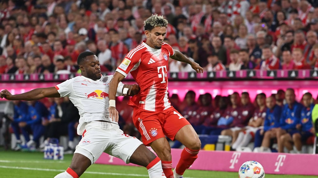 Ridle Baku (l.) im Zweikampf mit Luis Diaz vom FC Bayern.