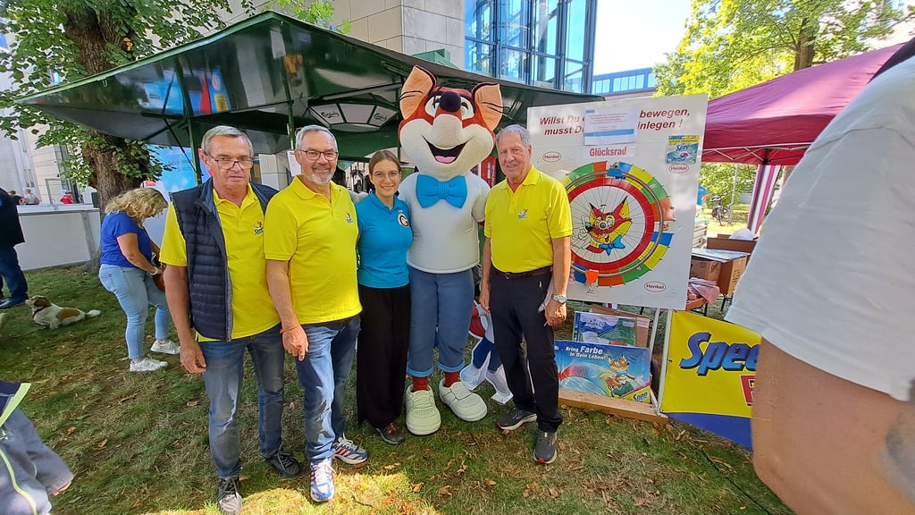 Die Henkel-Pensionäre mit dem Glücksrad beim Spee-Cup.