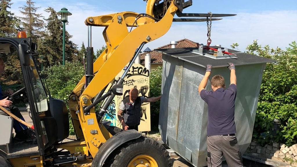 Die Bahnhofstraße in Barleben verliert eine Parktasche zum Abstellen von Autos. Dafür wird an gleicher Stelle eine Anlage aus Unterflurcontainern in den Boden eingebaut. Das haben die Mitglieder des Gemeinderates beschlossen.