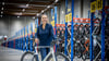Jobrad-Loop-Chefin Nela Murauer ist selbst begeisterte Fahrradfahrerin. Die Fahrträder in den Regalen der neuen Werkstatt bei Halle sind alle überholt und können online gekauft werden.