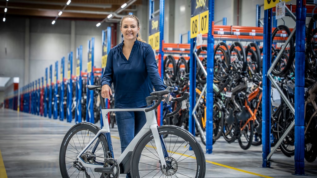 Jobrad-Loop-Chefin Nela Murauer ist selbst begeisterte Fahrradfaherin. Die Fahrträder in den Regalen sind alle überholt und können online gekauft werden.