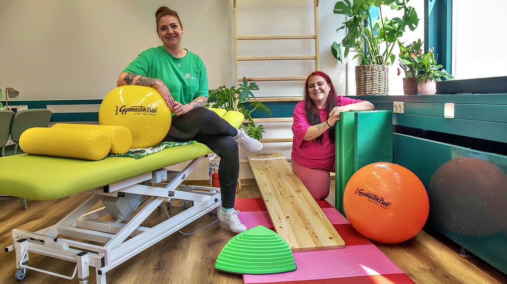Caroline Kammerknecht (r.) und ihre Mitarbeiterin Saskia Heuser in der neuen Ergotherapie „Ergo impuls“.