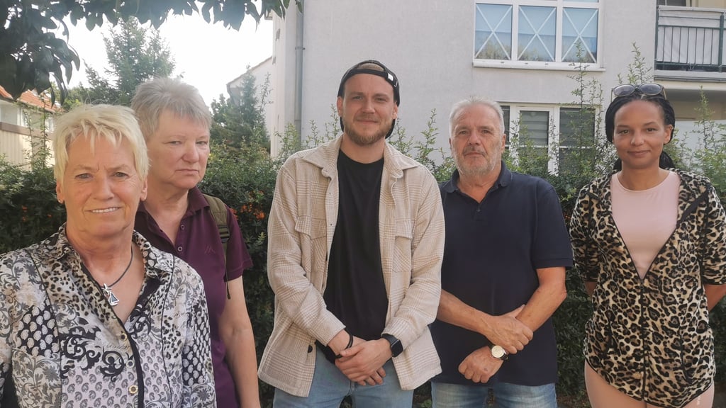 Sie sind mit den Nerven am Ende und müssen doch Geduld aufbringen: Gabriele Leegewig, Verena Naumann, Patrick Bergknecht, Hartmut Lubert und Raquelina Macamo (v.l.n.r.) fordern die Behörden zum Handeln auf.