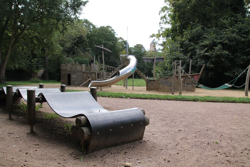 Mit Glockenhängebrücke und Hängematte gibt es auf dem Spielplatz an der Saalepromenade auch Spielgeräte für Kinder mit Behinderung.